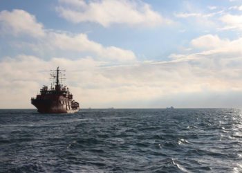 У берегов Кубани около 60 гражданских судов ищут пятна мазута в Черном море