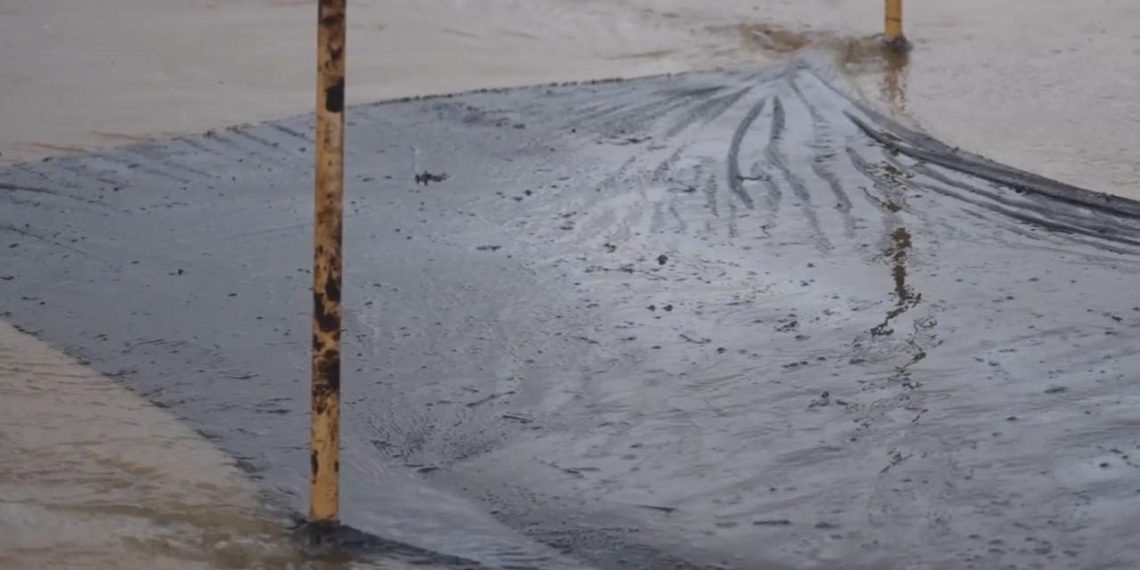 На Кубани тестируют новые способы отчистки от мазута пляжей и акватории