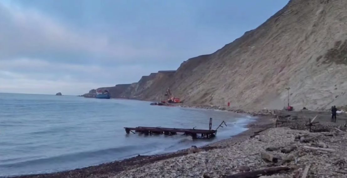 С места разлива мазута из танкера на Кубани вывезли 43 самосвала нефтепродуктов