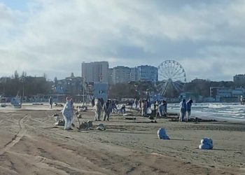 На Центральном пляже Анапы продолжаются работы по уборке мазута