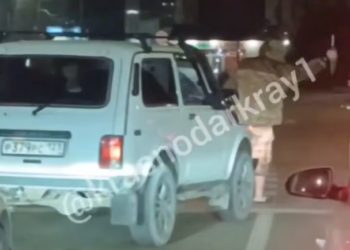 В Краснодаре водитель ходил по дороге и размахивал ножом