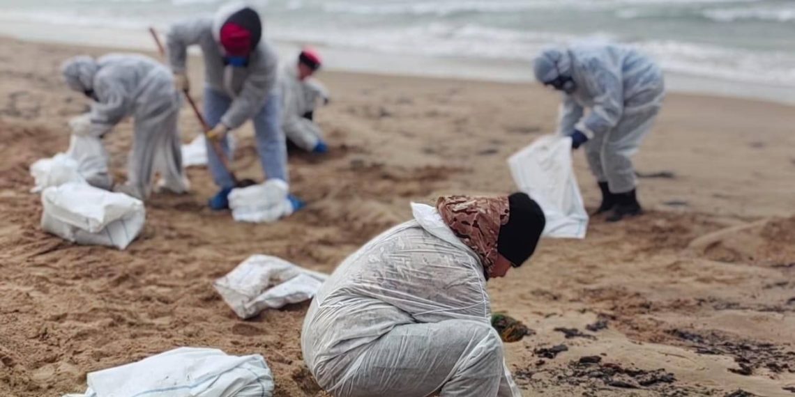 Ижевский фотограф рассказал, как собирал мазут на морском побережье Краснодарского края