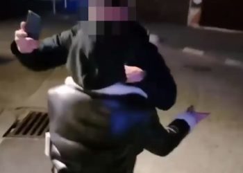 В Анапе пьяный мужчина попытался отобрать вымазанных в мазуте птиц у волонтеров