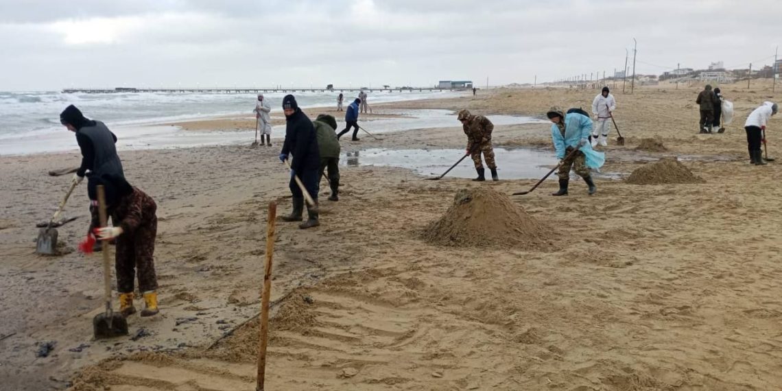 Новые выбросы нефтепродуктов обнаружены на пляжах Анапы