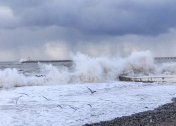 В Сочи ожидают волны высотой до 1,8 метра