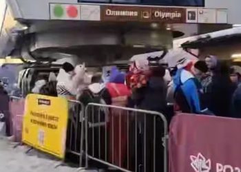 В Красной Поляне образовались дикие очереди покататься на лыжах со склона