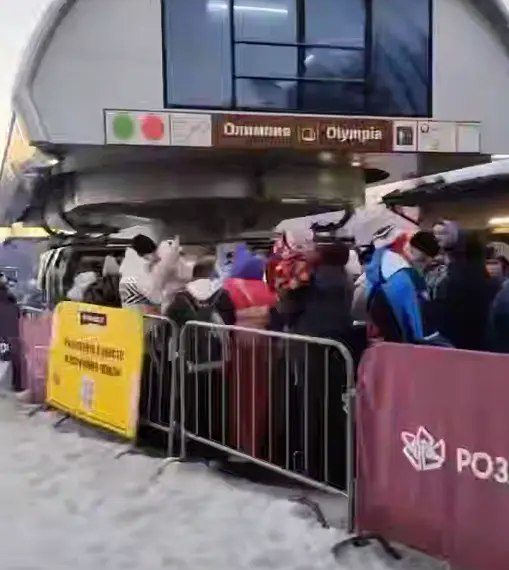 В Красной Поляне образовались дикие очереди покататься на лыжах со склона