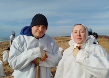 Не встречались 20 лет: В Анапе во время уборки мазута спустя 20 лет встретились одноклассники