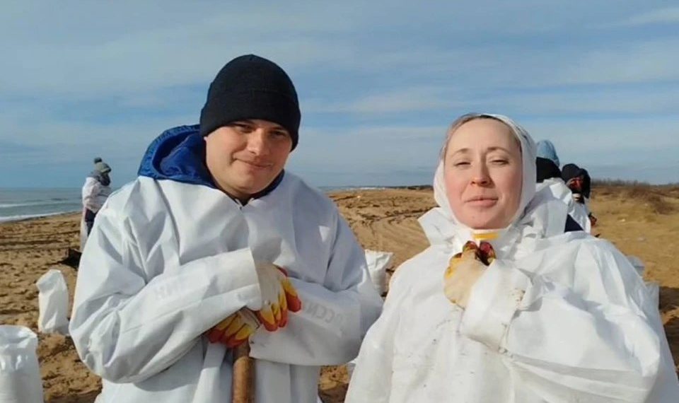 Не встречались 20 лет: В Анапе во время уборки мазута спустя 20 лет встретились одноклассники