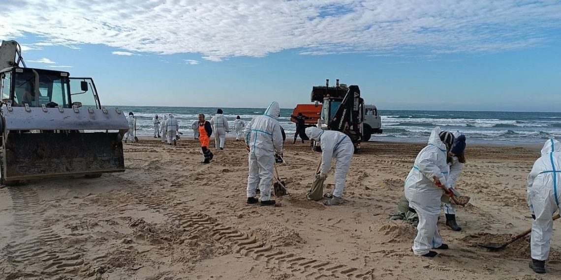 Спасатели из Краснодара за сутки вывезли более тысячи кубометров мусора с пляжей Анапы