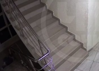 В Сочи девушка сломала лифт, залила кровью подъезд и упала с лестницы