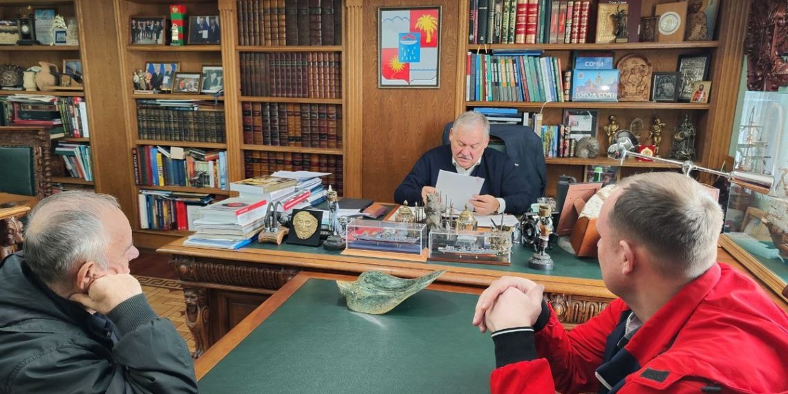 Константин Затулин обсудил с сочинцами проблемы благоустройства и дорог