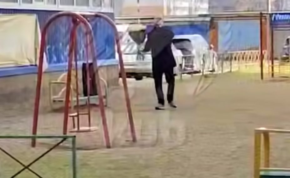 В Краснодаре сняли на видео серенаду во дворе многоэтажки