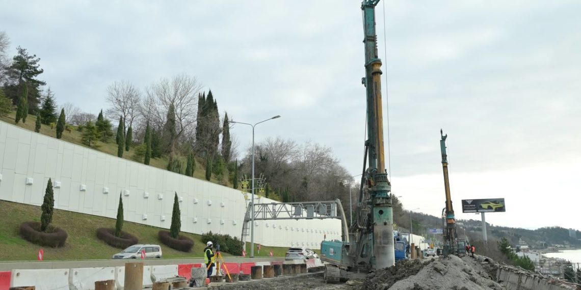 На трассе в Хостинском районе Сочи построят 80-метровую подпорную стену
