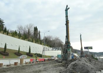 На трассе в Хостинском районе Сочи построят 80-метровую подпорную стену