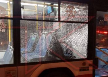 В Краснодаре неадекватный мужчина напал на троллейбус