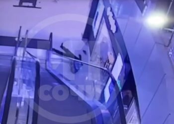 В сочинском ТЦ мужчина перелез через перила и упал со второго этажа