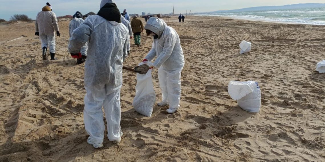 Две отпахавшие на вахте якутянки чистят от мазута пляжи Анапы