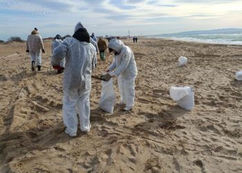 Две отпахавшие на вахте якутянки чистят от мазута пляжи Анапы