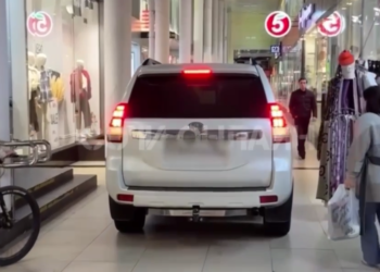 В Сочи полиция задержала водителя, разъезжавшего на «Тойоте» по торговой галерее