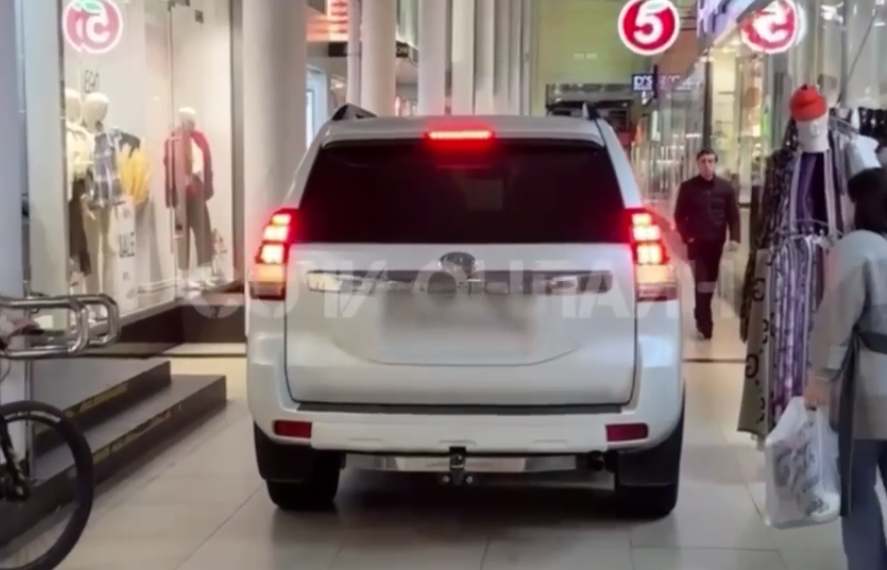 В Сочи полиция задержала водителя, разъезжавшего на «Тойоте» по торговой галерее