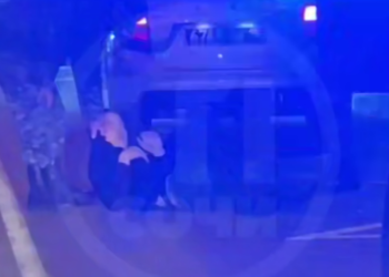 В Сочи мужчина “на измене” бегал по дороге и бросался под машины