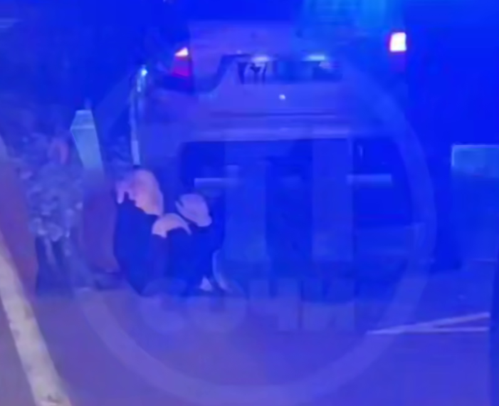 В Сочи мужчина “на измене” бегал по дороге и бросался под машины