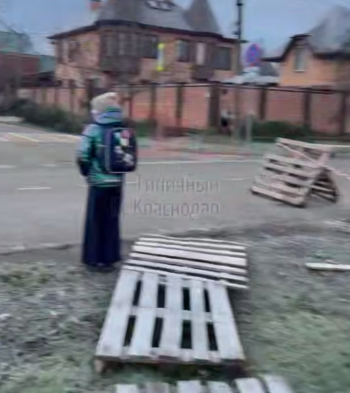 В Краснодаре школьники вынуждены выходить на дорогу из-за “удобного” обхода