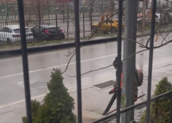 В Краснодаре лужи на тротуарах разгоняют с помощью воздуходувок