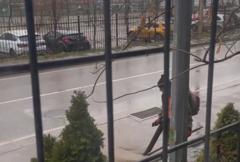 В Краснодаре лужи на тротуарах разгоняют с помощью воздуходувок