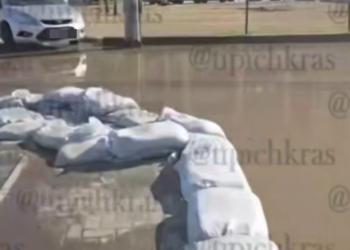 В Краснодаре жители защищают тротуары от разлива фекалий мешками с песком