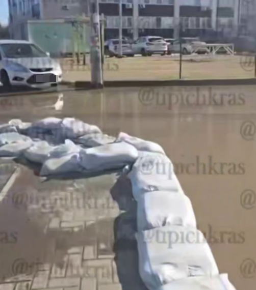 В Краснодаре жители защищают тротуары от разлива фекалий мешками с песком