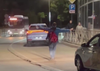 В Сочи человек-самолет «летал» по дороге и пугал водителей