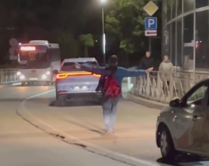 В Сочи человек-самолет «летал» по дороге и пугал водителей