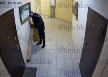 В Краснодаре бородатый ценитель живописи искал клад в подъезде многоэтажки