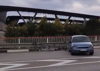 В Сириусе легковушка въехала в толпу велосипедистов