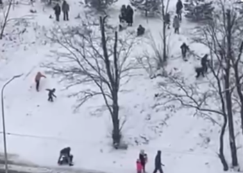 В Краснодаре дети при катании с уклона рискуют вылететь на дорогу