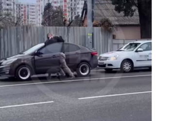 Два водителя подрались днем на дороге в Сочи