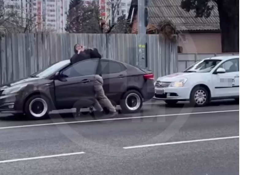 Два водителя подрались днем на дороге в Сочи