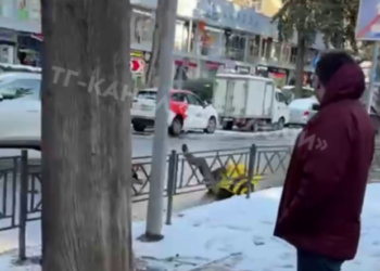 Курьер «Яндекс.Еды» едва не попал под колеса автомобиля в Сочи