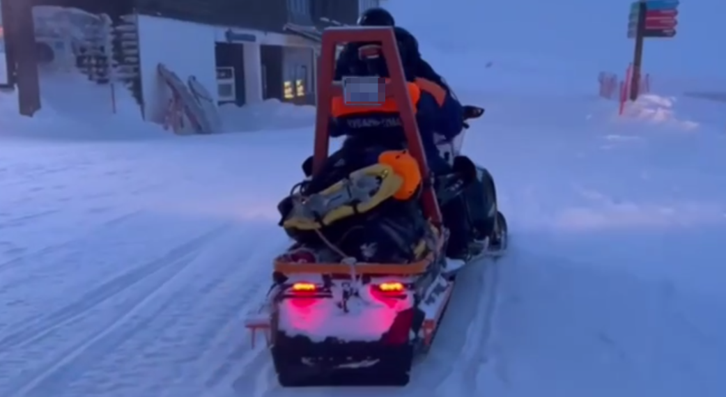 Спасатели продолжают пеший подход к пострадавшим сноубордистам в горах Сочи