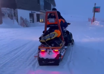 Спасатели продолжают пеший подход к пострадавшим сноубордистам в горах Сочи