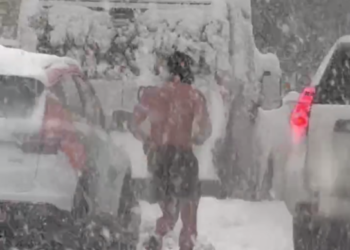 В Сочи мужчина с одной деталью на теле покоряет сердца девушек на снежных улицах