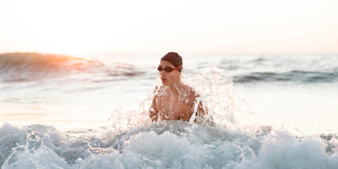 В Сочи засняли мужчину, купающегося в штормовое море при +10°C