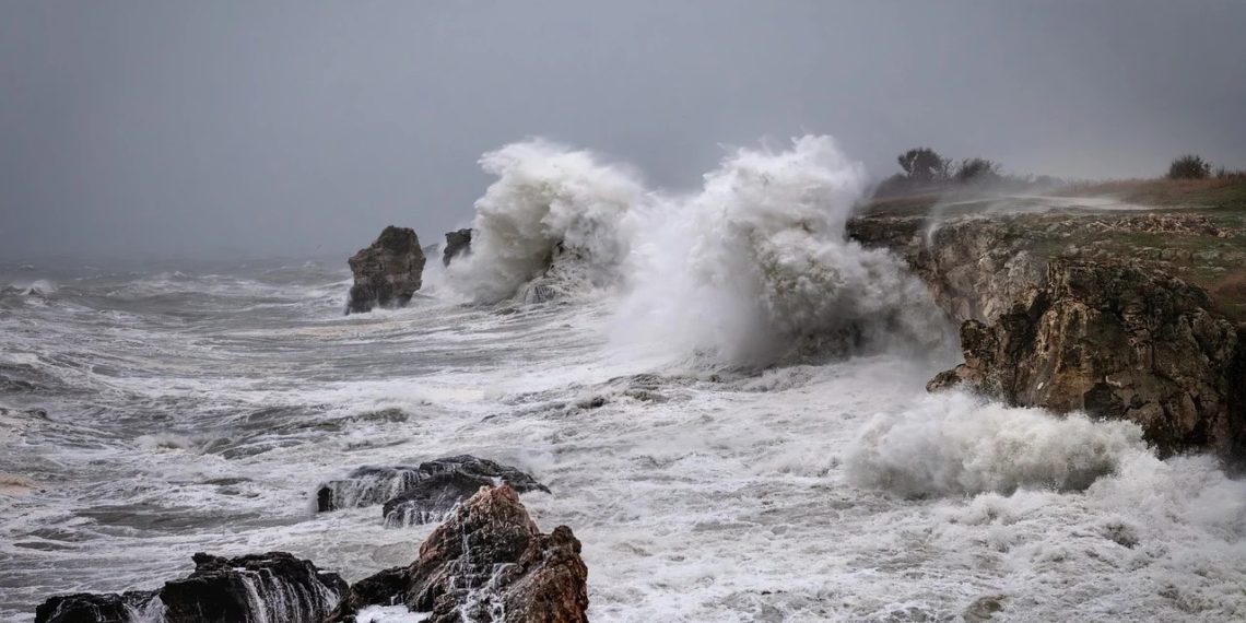 В Новороссийске ввели режим повышенной готовности из-за стихии