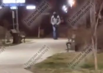 Краснодарцы обсуждают «маньяка в маске», преследующего школьников