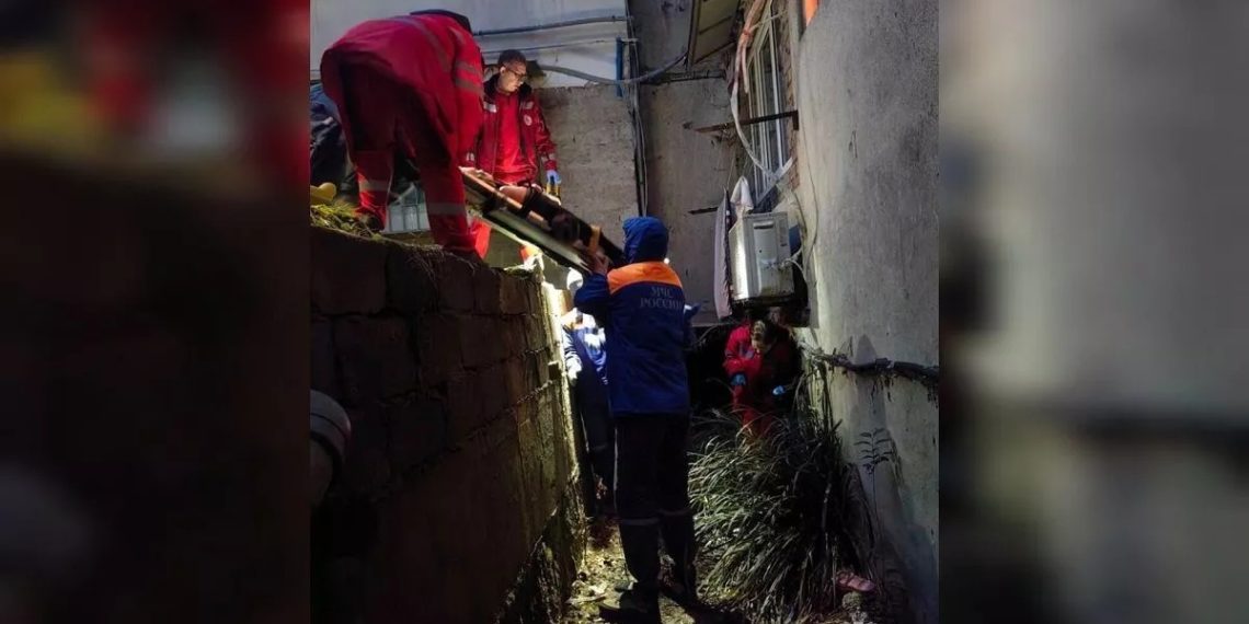 Женщина выпала с балкона 4 этажа дома в Сочи и осталась жива