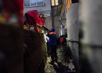 Женщина выпала с балкона 4 этажа дома в Сочи и осталась жива