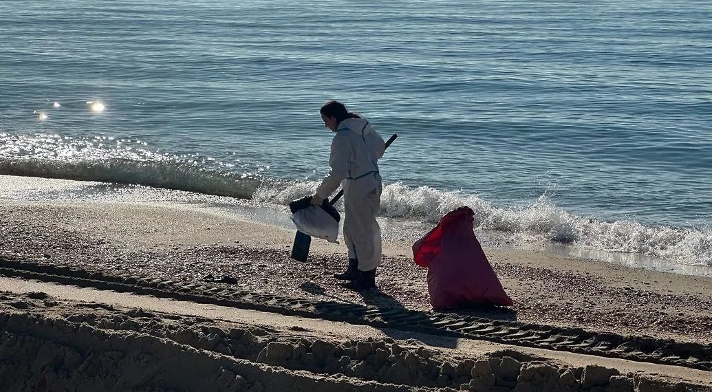 Повторные выбросы мазута заметили на двух участках побережья Анапы