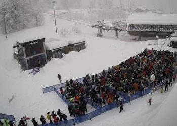 На горнолыжных курортах Сочи выстроились огромные длинные очереди